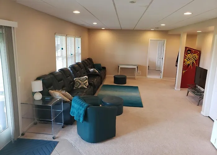 The Valley View 2 Bedroom With Kit And Private Entry Apartment *