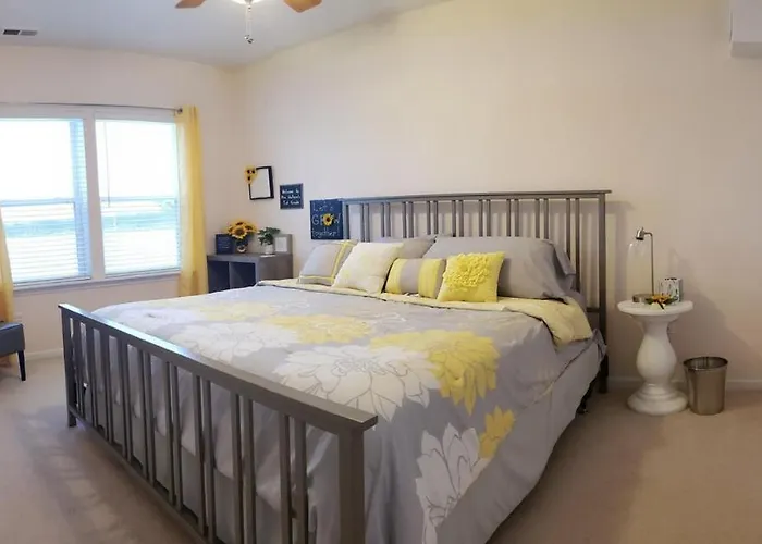 The Valley View 2 Bedroom With Kit And Private Entry Apartment *